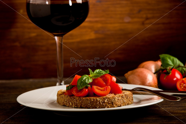 Брускетта с красным вином на деревянном столе
