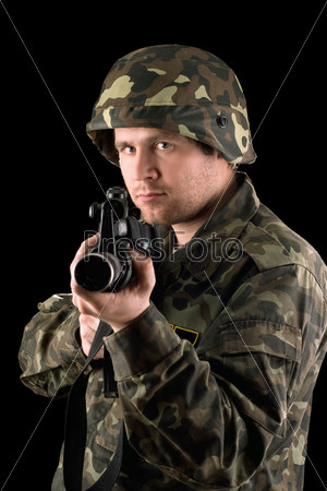 Бдительный солдат с оружием в руках
