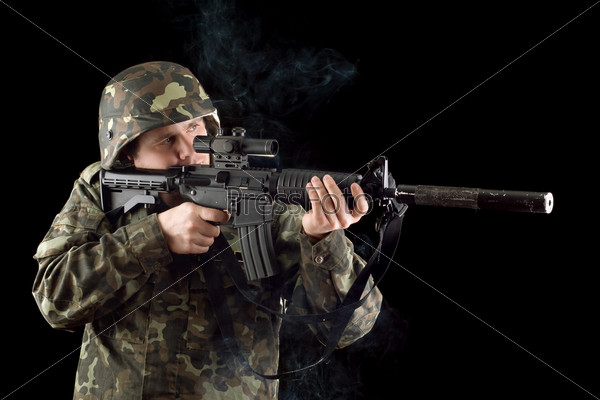 Бдительный солдат с оружием в руках