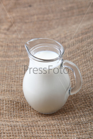 Стеклянный кувшин с молоком