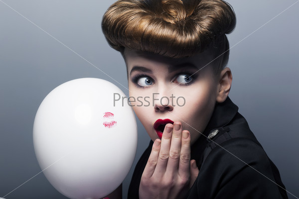 Expression. Surprised pin-up shopper girl with white balloon