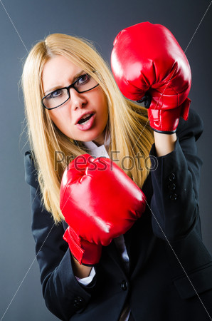 Бизнес-леди в боксерских перчатках