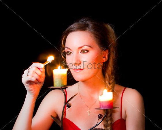 Женщина со свечой в рождественскую ночь