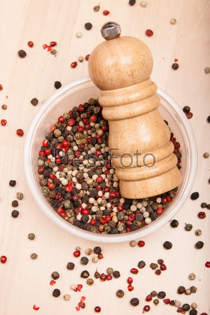 different pepper corn in bowl with pepper mill
