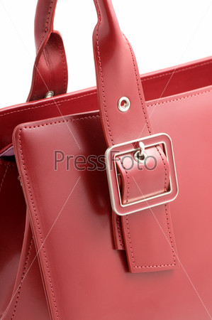 Красная кожаная дамская сумочка на белом фоне