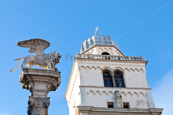 Winged lion and tower of Palazzo del Capitanio in Padua, stock photo