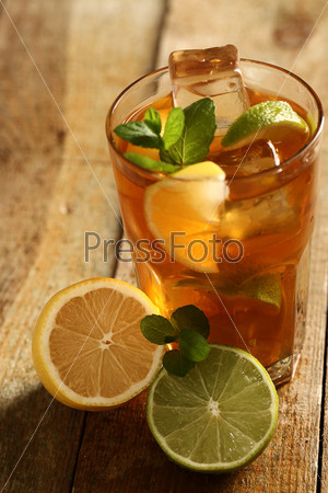 Свежий холодный чай с лаймом, мятой и лимоном