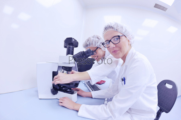 Ученые, работающие в лаборатории