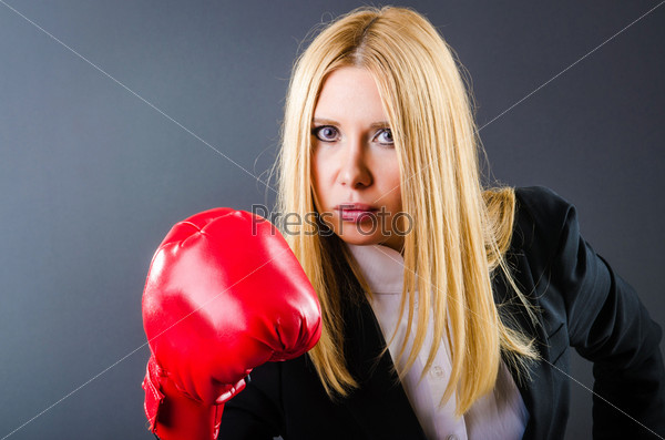 Женщина-боксер в темной комнате