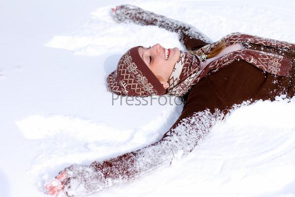 Счастливая девушка на снегу на открытом воздухе