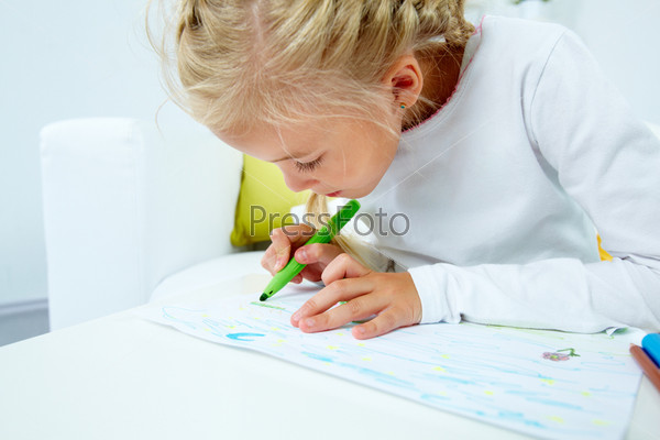Close-up of a creative girl drawing with a felt-tip pen
