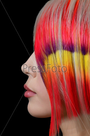 Красивая девушка с ярким макияжем и разноцветными нитями в волосах