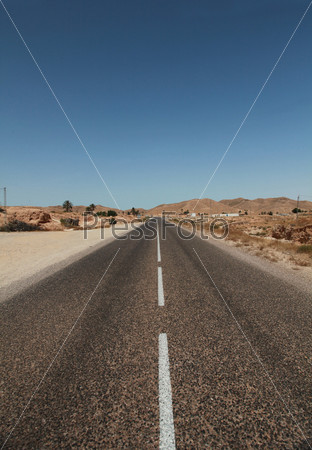 Пустынное шоссе в пустыне Сахара, Северная Африка