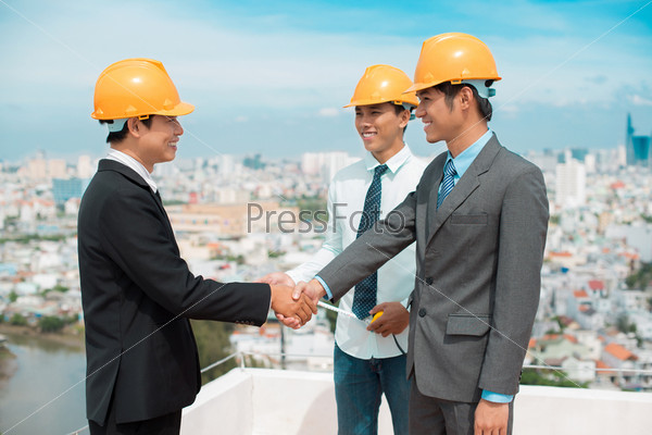 Developers shaking hands to start their partnership