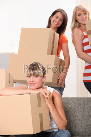 Три соседки упаковывают вещи в коробки