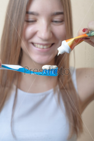 Женщина чистит зубы щеткой