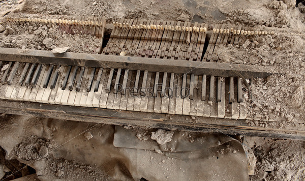 explosion of destroyed by the piano