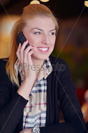 Деловая женщина говорит по телефону