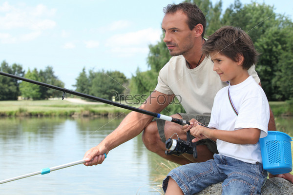 Отец и сын на рыбалке
