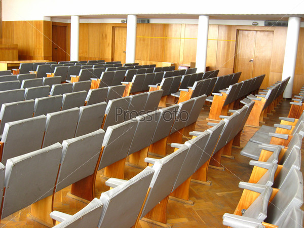 Конференц-зал с темными стульями