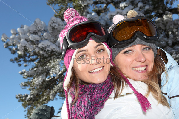 Две подруги на горнолыжном курорте