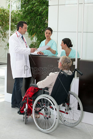 Медицинская процедура для пожилого инвалида