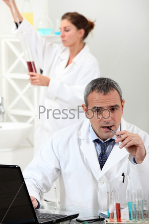 Люди, работающие в лаборатории