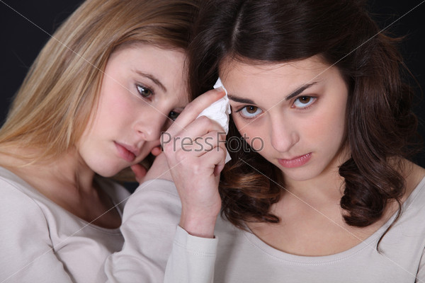 Две сестры расстроены после ссоры