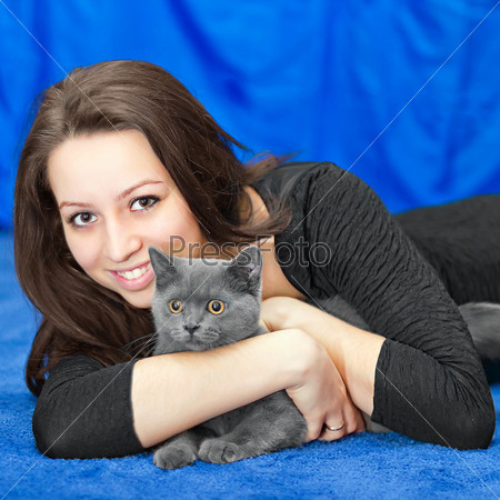Красивая девушка с кошкой на руках