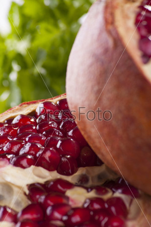 In Christian art pomegranate symbolizes the unity of the Church and loyalty sovereign. There is an assumption that the first crown was made Ã?Â¢??Ã?Â¢??in the likeness of pomegranate.