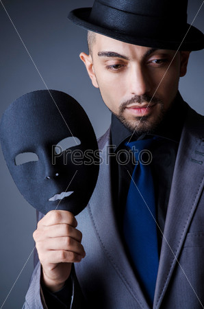 Мужчина с черной маской в студии