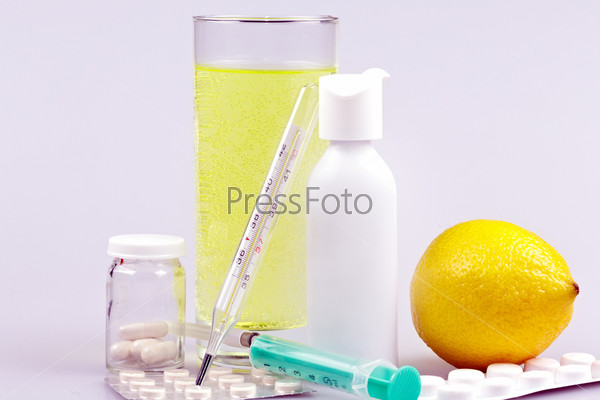 Медицинские принадлежности, таблетки и капсулы, спрей для горла и напиток