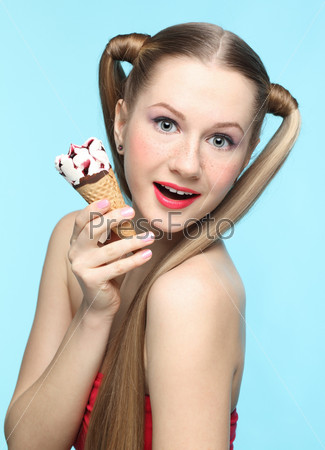 Молодая женщина с мороженым