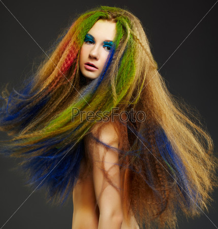 Женщина с длинными кудрявыми рыжими волосами