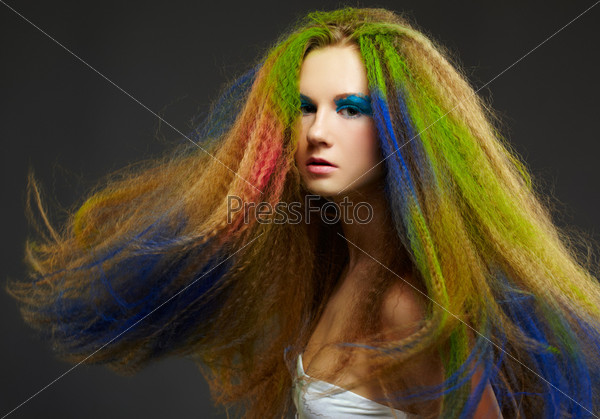 Женщина с рыжими длинными кудрявыми волосами