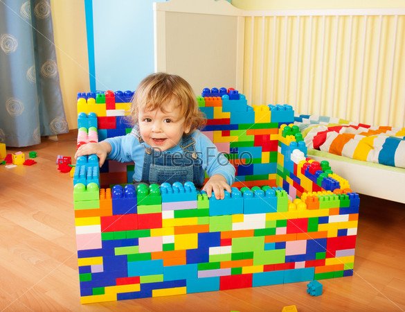 Малыш строит замок