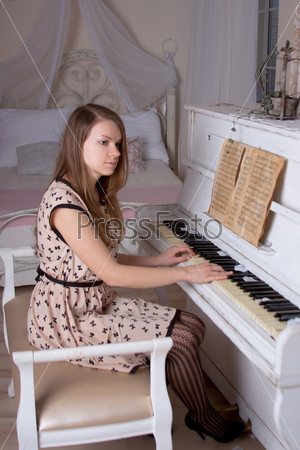Молодая женщина играет на пианино