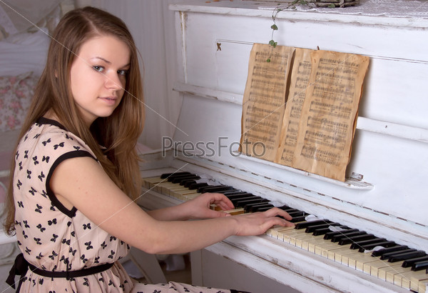 Молодая женщина играет на пианино Stock Image Everypixel