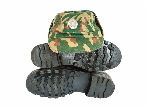 Армейские ботинки и кепка, изолированные на белом фоне