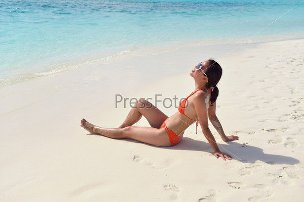 Красивая девушка отдыхает на пляже