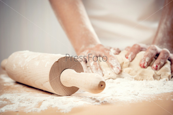 Женщина замешивает тесто, макро