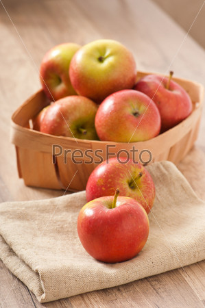Ripe red apples on a wooden backgrounds