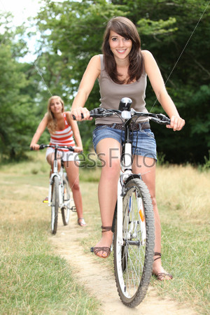 Две девушки на велосипедах