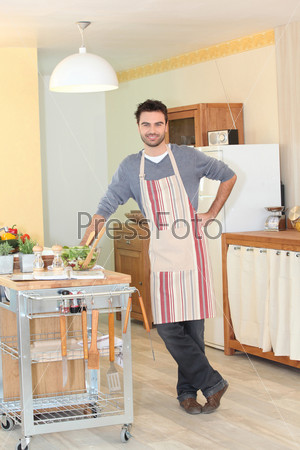 Мужчина готовит еду на кухне