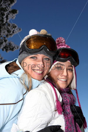 Девушки в одежде для катания на лыжах