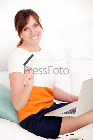 Женщина с ноутбуком и кредитной картой