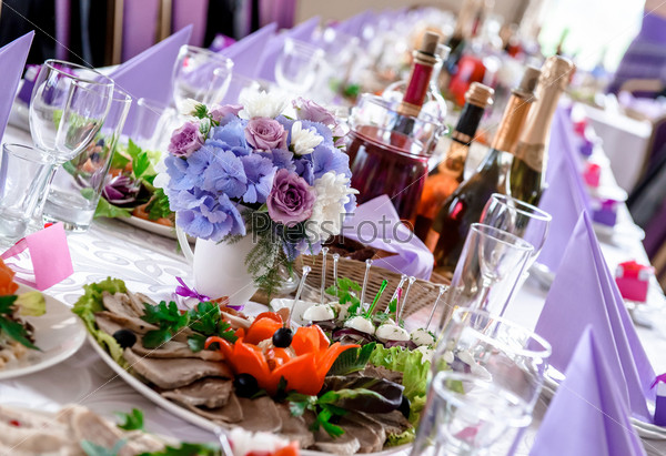 Wedding table decorations with food and beverages