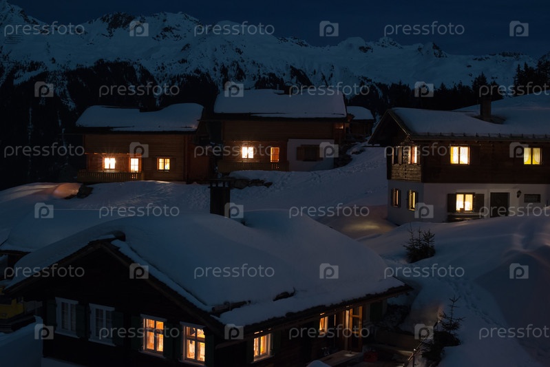 Горнолыжная деревня ночью - Stock Image - Everypixel