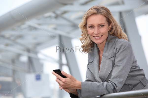 Бизнес-леди с мобильным телефоном