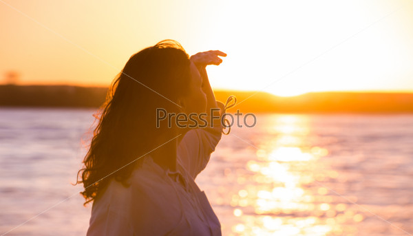 Наслаждение - свободная счастливая женщина наслаждется закатом